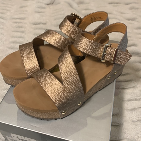 Volatile Biloxi Bronze Size 8 Sandals Foam Over Cork Sole Brass Nailhead GUC - Picture 15 of 15